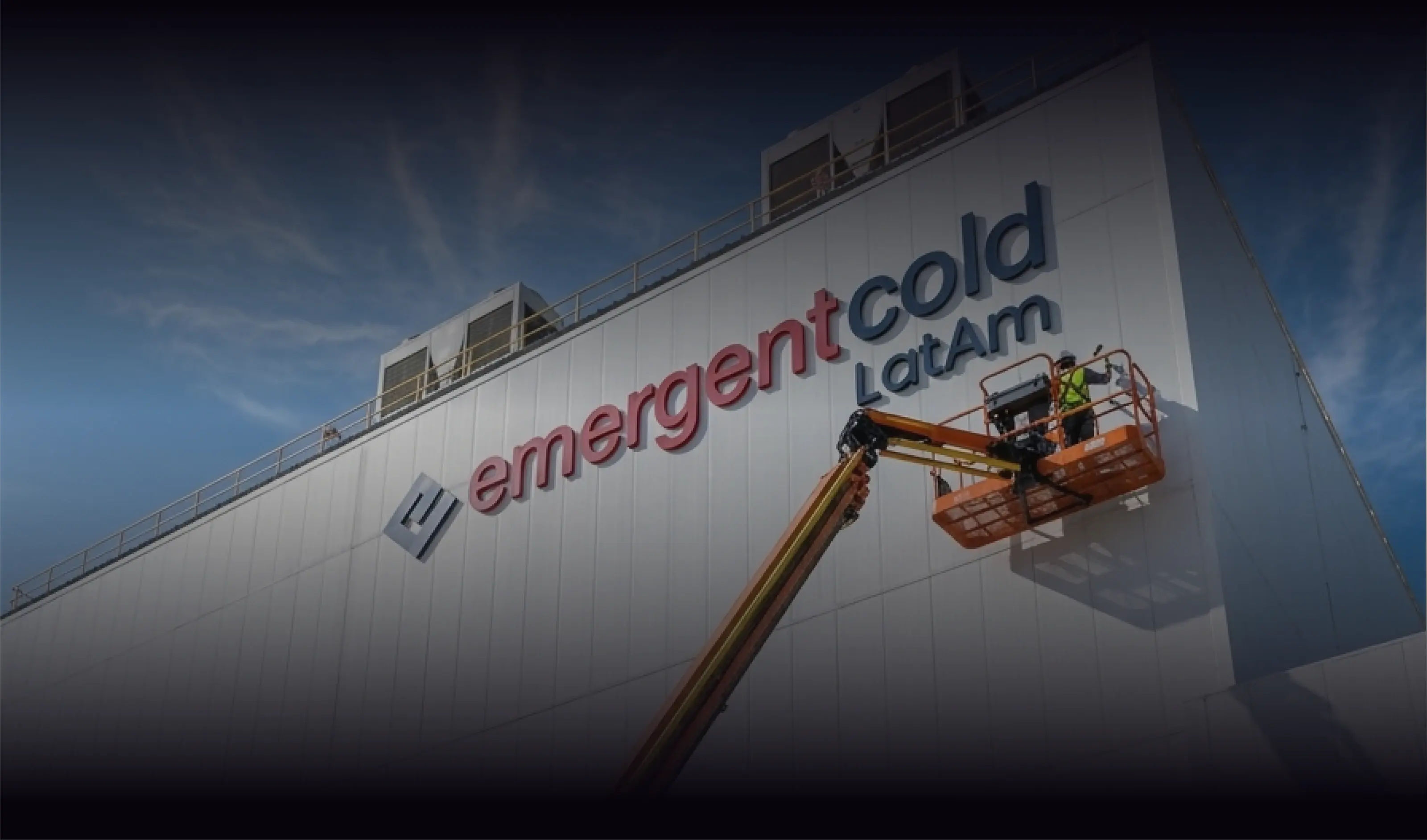 Instalación de letrero volumétrico Emergent Cold en fachada corporativa
