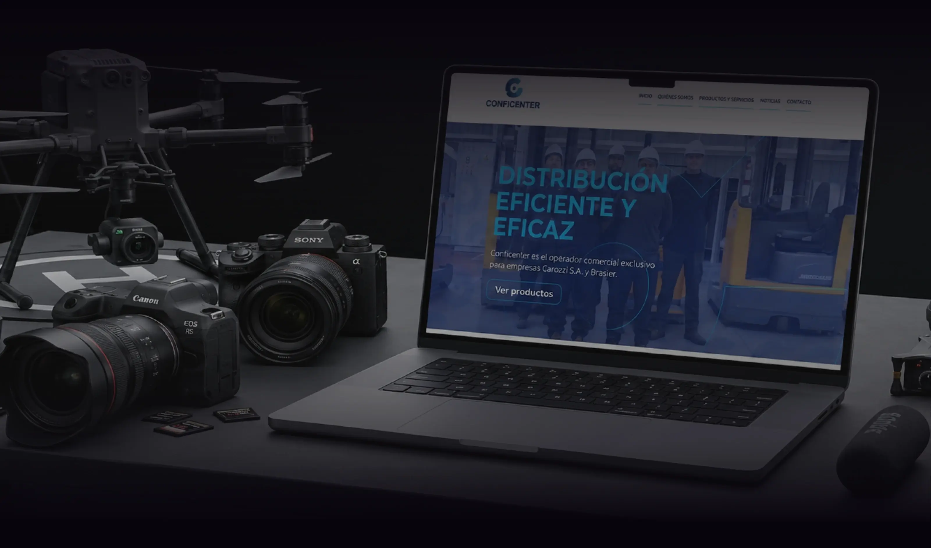 Equipo de filmación, dron y sitio web corporativo sobre un escritorio