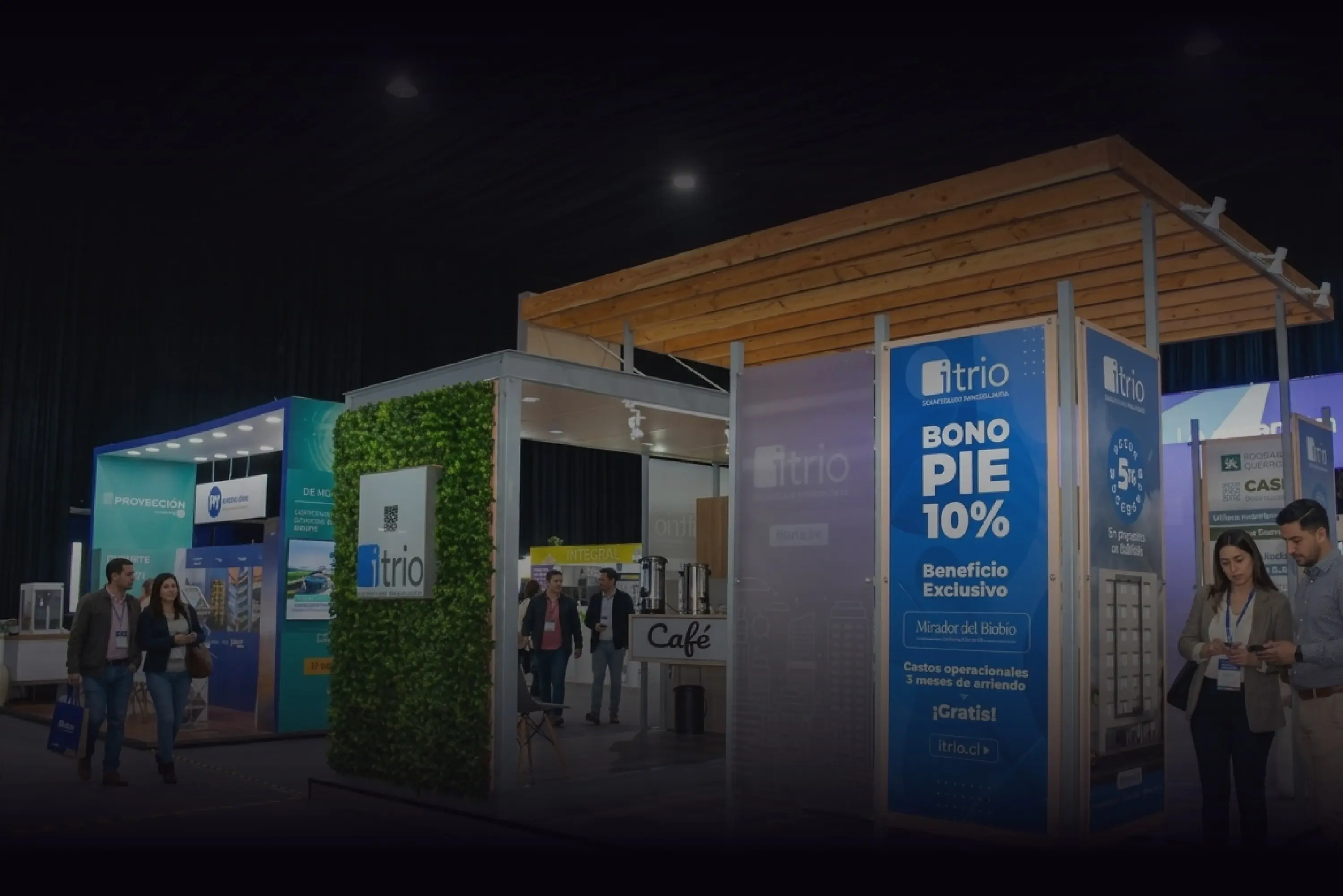 Stand corporativo iluminado en una feria de eventos