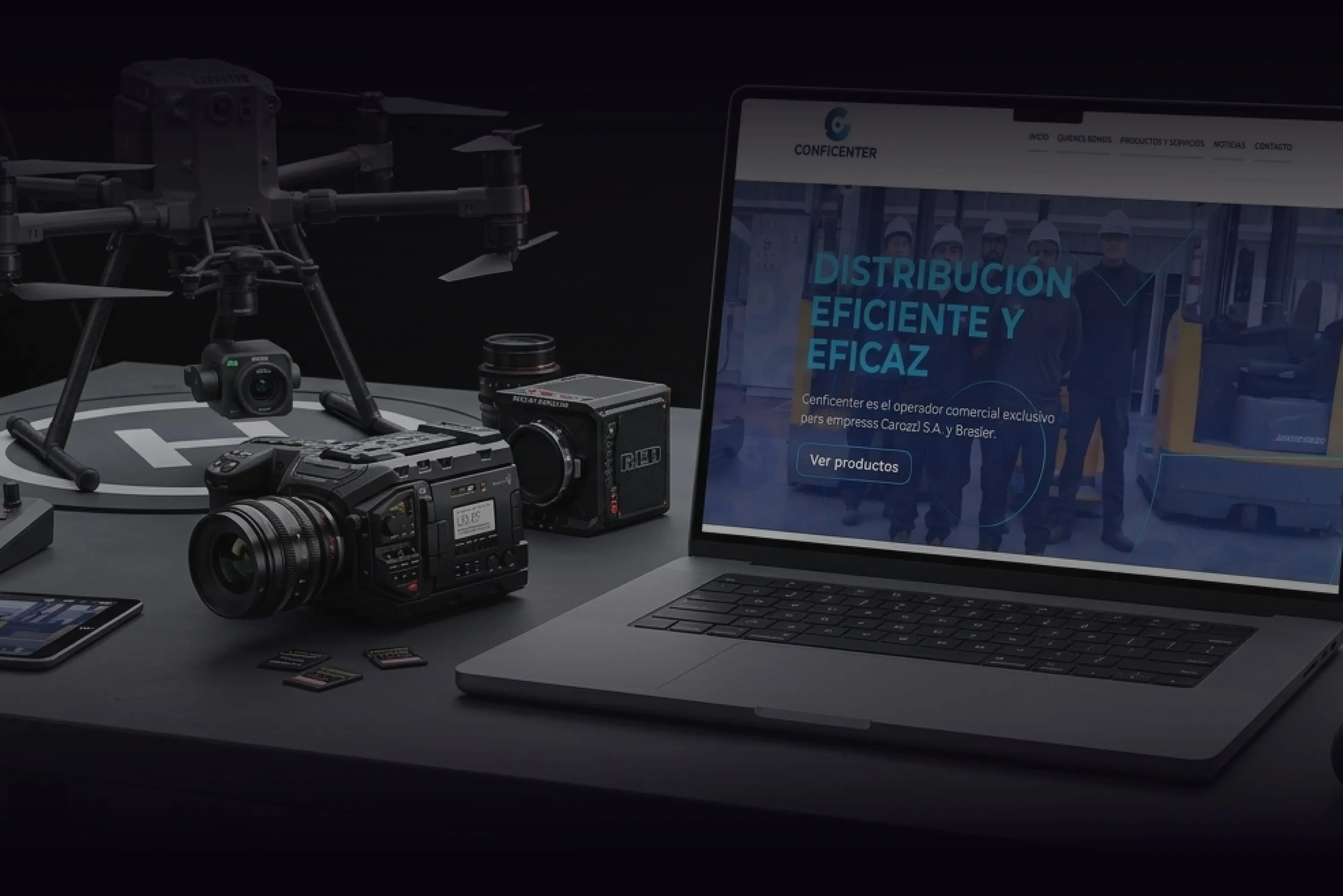 Equipo de filmación, dron y sitio web corporativo